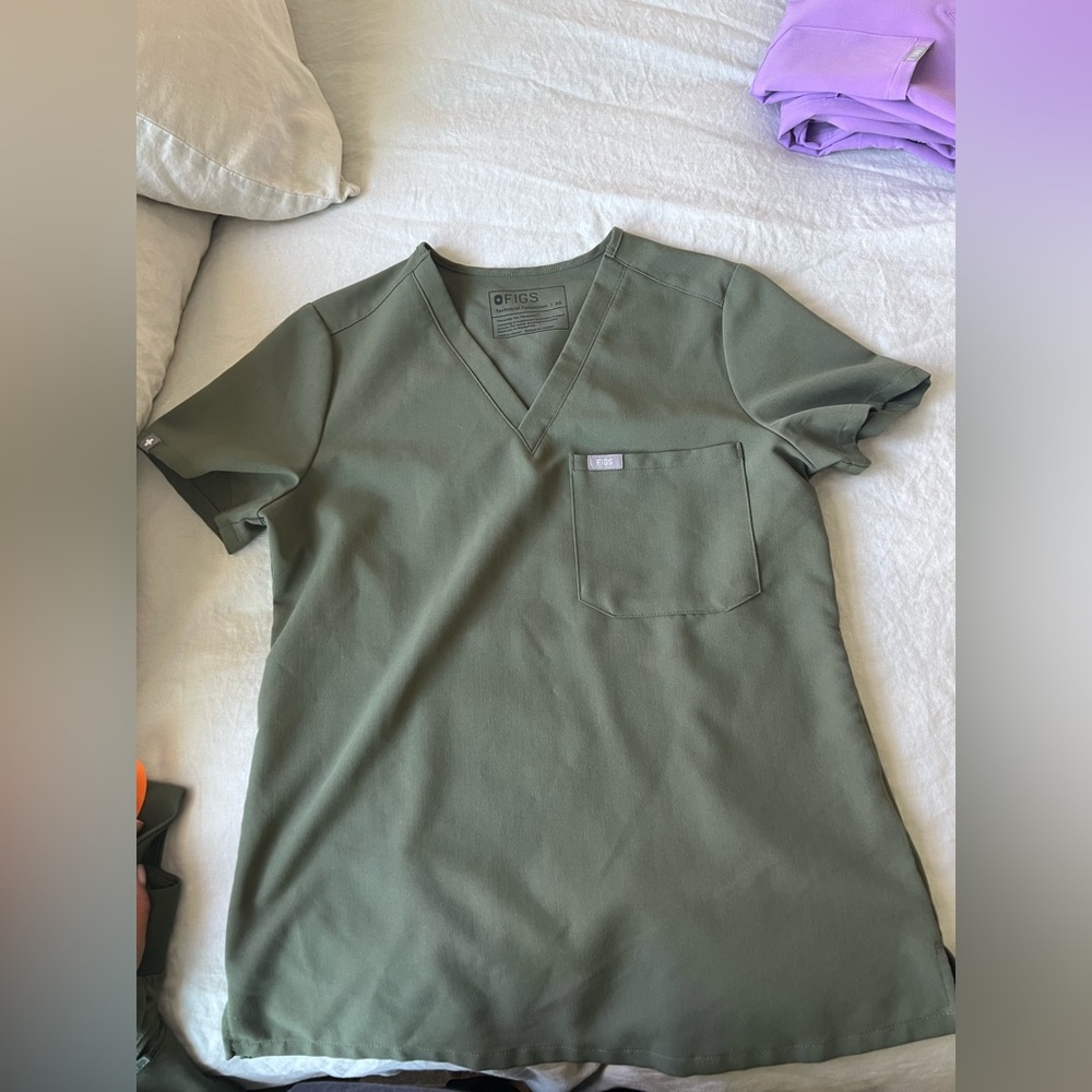 FIGS Scrub set Catarina one pocket top + high waisted Zamora joggers Moss